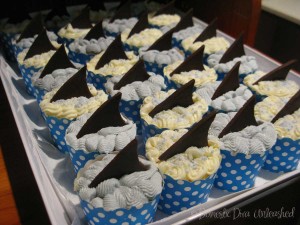 Domestic Diva: Shark Fin Cup Cakes